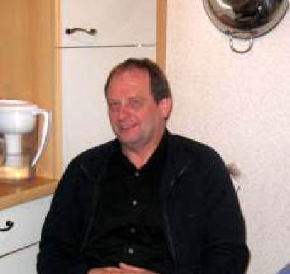 <span>Helmut, 69</span>&nbsp;<span style='width: 25px; height: 16px; float: right; background-image: url(/bitmaps/flags_small/DE.PNG)'>&nbsp;</span><br><span>Knüllwald, Німеччина</span>&nbsp;<input type='button' class='joinbtn' style='float: right' value='JOIN NOW' />