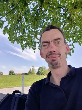 <span>Heiko, 47</span>&nbsp;<span style='width: 25px; height: 16px; float: right; background-image: url(/bitmaps/flags_small/DE.PNG)'>&nbsp;</span><br><span>Munich, Germania</span>&nbsp;<input type='button' class='joinbtn' style='float: right' value='JOIN NOW' />